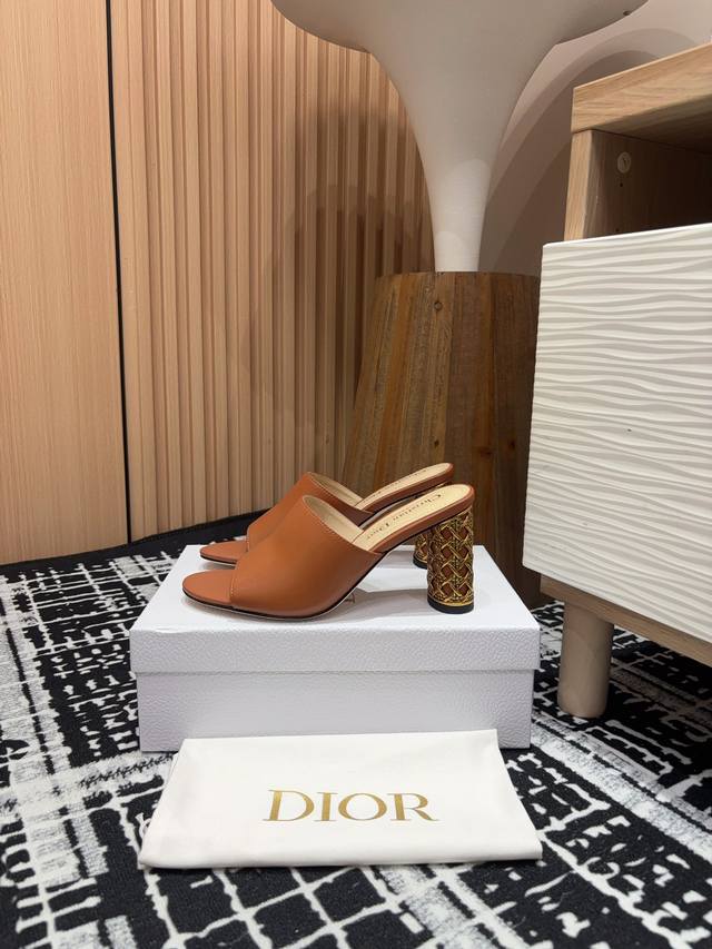 24Ss新款Dior Icon圆铁跟粗跟拖鞋 这款 Dior Icon 带跟拖鞋是二零二四冬季成衣系列新品，彰显 Dior 的经典标识和高订精神。牛皮革鞋面，搭