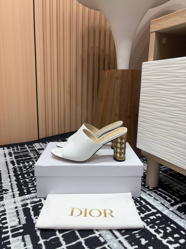 24Ss新款Dior Icon圆铁跟粗跟拖鞋 这款 Dior Icon 带跟拖鞋是二零二四冬季成衣系列新品，彰显 Dior 的经典标识和高订精神。牛皮革鞋面，搭