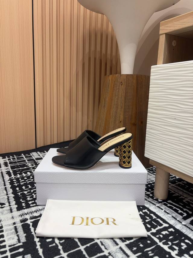 24Ss新款Dior Icon圆铁跟粗跟拖鞋 这款 Dior Icon 带跟拖鞋是二零二四冬季成衣系列新品，彰显 Dior 的经典标识和高订精神。牛皮革鞋面，搭