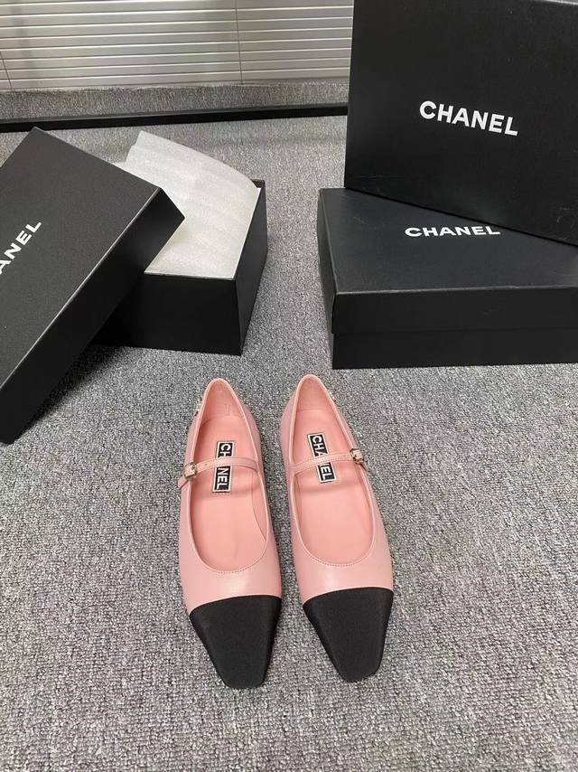 出厂 CHANEL｜小香玛丽珍平底单鞋 对它一见钟情 不夸张哦～ 这大概就是小香的魅力 总是很懂女生 虽然看上去很冷但配上黑丝袜特有感觉 是今年的最新款来着 专