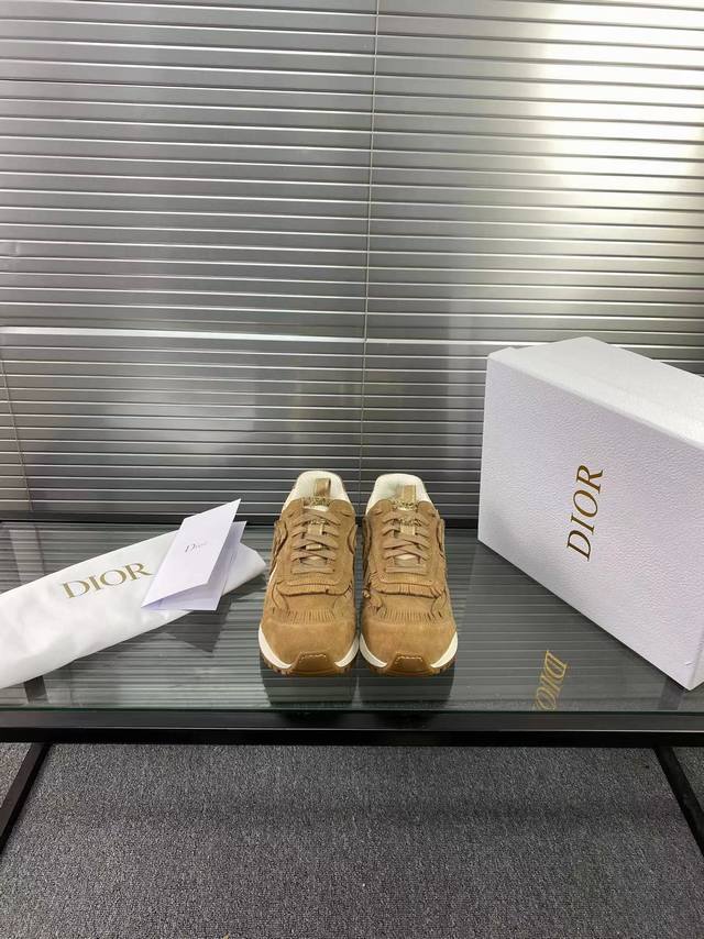 C'est Dior 迪奥24春夏走秀款全新休闲运动鞋 太古汇购入开发 完美复刻 ‘以绒面牛皮革和网眼织物制作，轻盈透气。侧边的CD字母非常有Dior辩识度，运