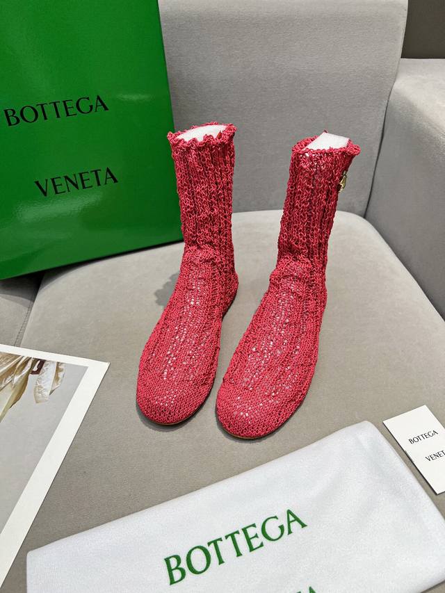 工厂直 。 Bottega Veneta秋冬大作，BV订货会4万的皮质全手工针织袜子款式8寸 20厘米 高靴，靴身全部是人工手工一针一针编织而成、超级费时，针织