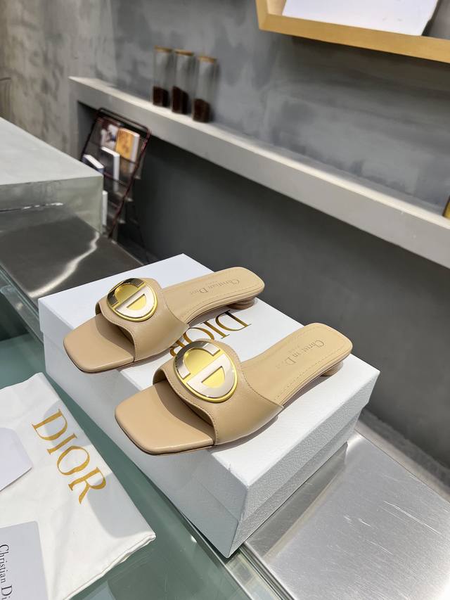 顶级版本 Dior2024春夏代购1:1级别凉拖鞋 最新款5公分 1.6公分跟高品牌logo五金，精心打造原版1:1复刻椭圆型CD五金饰扣哑光与亮面双色结合，层