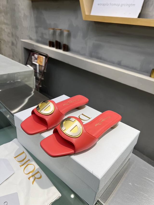 顶级版本 Dior2024春夏代购1:1级别凉拖鞋 最新款5公分 1.6公分跟高品牌logo五金，精心打造原版1:1复刻椭圆型CD五金饰扣哑光与亮面双色结合，层