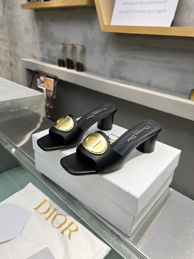 顶级版本 Dior2024春夏代购1:1级别凉拖鞋 最新款5公分 1.6公分跟高品牌logo五金，精心打造原版1:1复刻椭圆型CD五金饰扣哑光与亮面双色结合，层