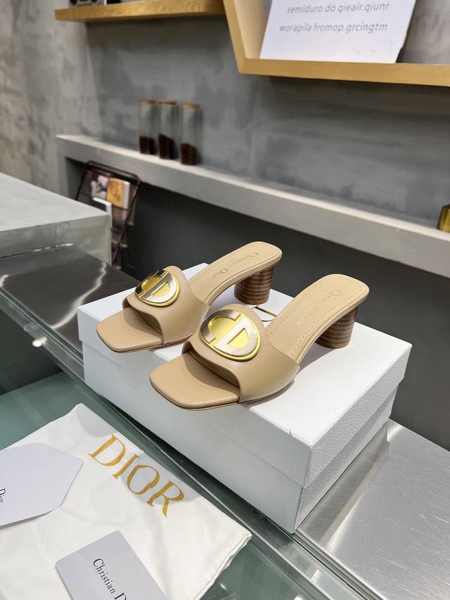 顶级版本 Dior2024春夏代购1:1级别凉拖鞋 最新款5公分 1.6公分跟高品牌logo五金，精心打造原版1:1复刻椭圆型CD五金饰扣哑光与亮面双色结合，层