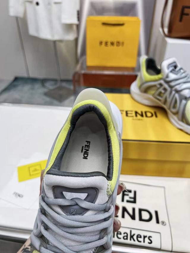 2024 fendi 最新款休闲运动男鞋，白色高科技网面材质，轻盈柔韧橡胶跑步鞋。 四个颜色任你挑，喜欢的欢迎下单过来 码数40-46 出厂价