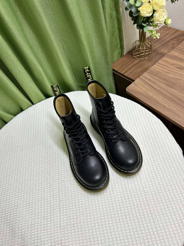 无标款Dr.Martens 金典马丁靴，超超爆，顶级版本，专柜品质，明星网红最爱，百搭轻松驾驭无压力，面料： 小牛皮搭配羊皮里，羊皮里 ，尺码5-9 4码，40