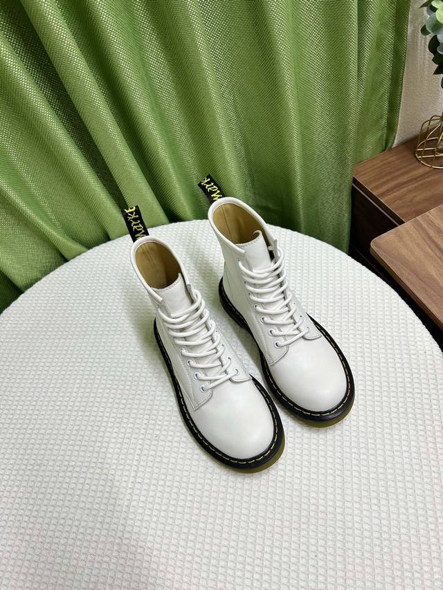 无标款Dr.Martens 金典马丁靴，超超爆，顶级版本，专柜品质，明星网红最爱，百搭轻松驾驭无压力，面料： 小牛皮搭配羊皮里，羊皮里 ，尺码5-9 4码，40