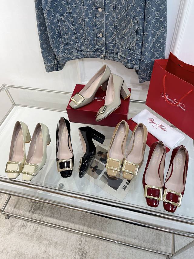 RogerVivier 24年早春新款上新. 以简约优雅设计备受喜爱. 点缀标志性的金属扣和裹皮革后跟. 淑女百搭轻松打造优雅造型. 倾斜后跟平稳舒适诠释品牌风