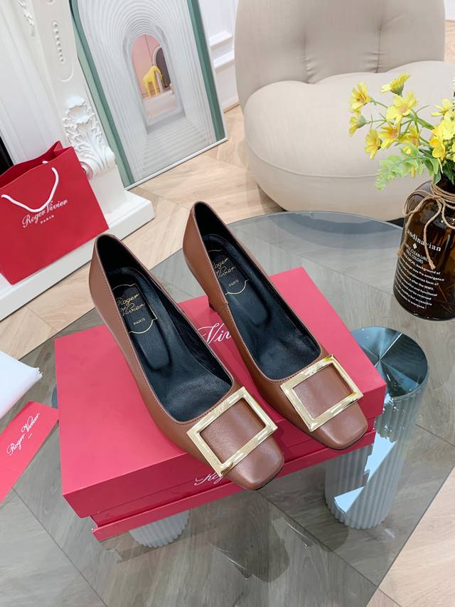 Roger Vivier 长年出货.经典款，面料顶级进口小牛皮，内裡水染羊皮，金方扣，真皮大底 跟高7.5cm.质量，做工 看细节拟美原版 1:1、每个细节做工