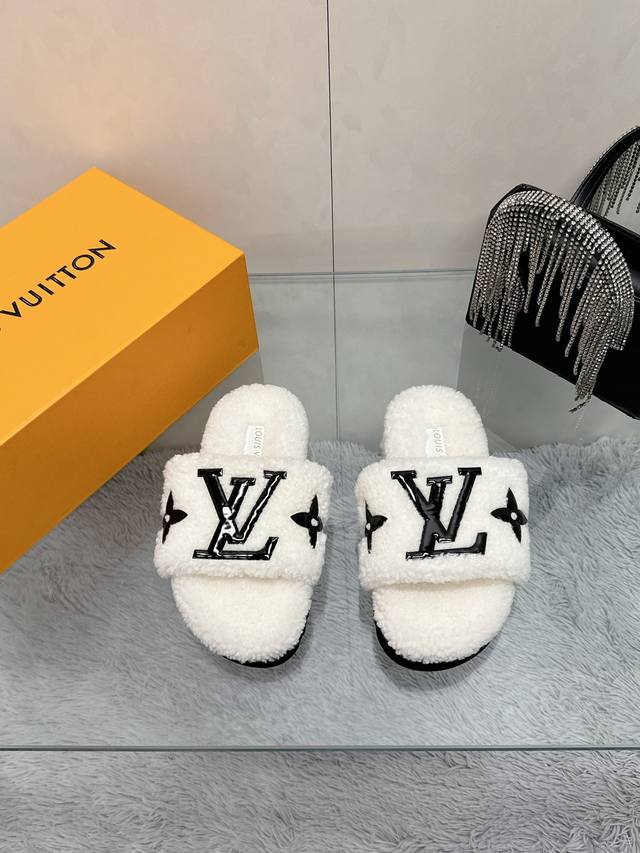 工厂直批： Louis vuitton 2024新款羊毛拖鞋细柔软羊毛 頂级品质纯皮毛一体直毛打造！超温暖的感觉，穿上仿佛踩在云朵上LV经典老花装饰，精致高级！