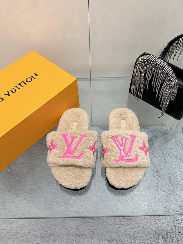 工厂直批： Louis vuitton 2024新款羊毛拖鞋细柔软羊毛 頂级品质纯皮毛一体直毛打造！超温暖的感觉，穿上仿佛踩在云朵上LV经典老花装饰，精致高级！