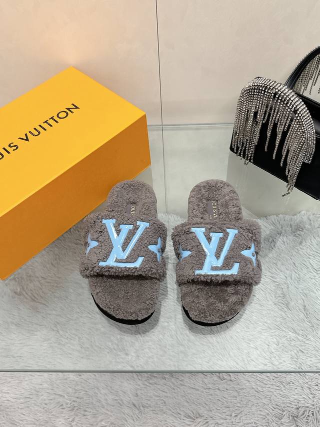 工厂直批： Louis vuitton 2024新款羊毛拖鞋细柔软羊毛 頂级品质纯皮毛一体直毛打造！超温暖的感觉，穿上仿佛踩在云朵上LV经典老花装饰，精致高级！