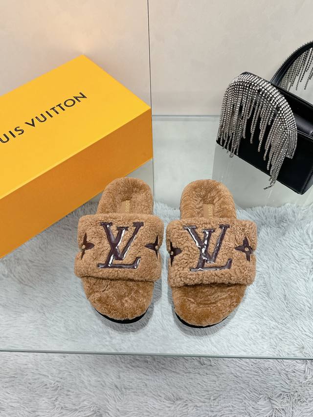 工厂直批： Louis vuitton 2024新款羊毛拖鞋细柔软羊毛 頂级品质纯皮毛一体直毛打造！超温暖的感觉，穿上仿佛踩在云朵上LV经典老花装饰，精致高级！