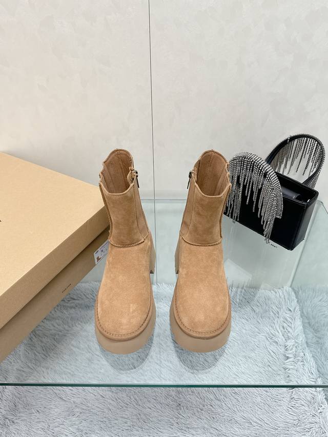 工厂价： UGG 厚底人鱼铅笔靴,御寒休闲，秋冬季必备温暖单品！ 厚底人鱼铅笔靴无论与牛仔裤、裙子还是时下流行的长大衣搭配，都能轻松展现与众不同的气质！ 鞋面采