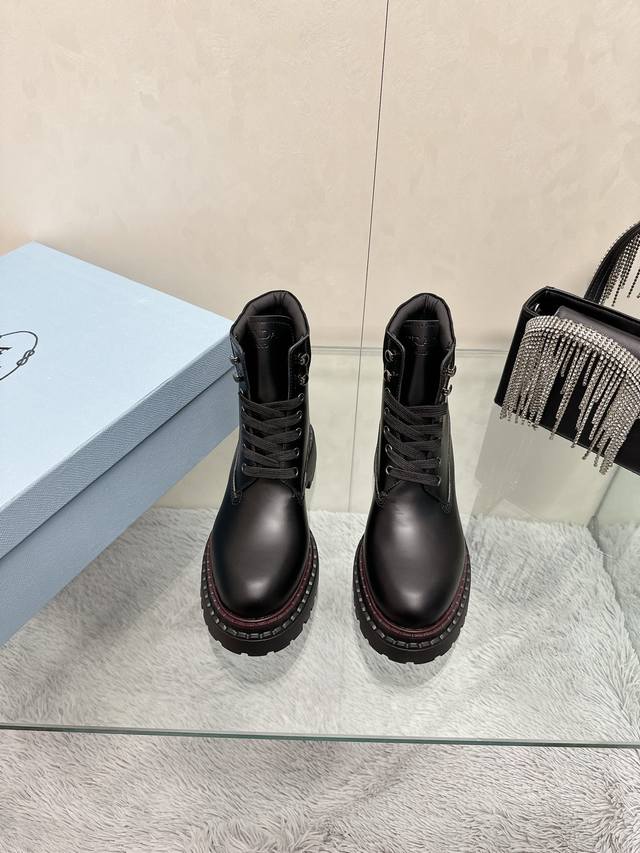 工厂价： PRADA 普拉达24ss秋冬走秀款靴子太古汇原版购入爆拆复刻 鞋子上脚很轻便，走路舒适度都很赞 运用三角标设计风格值得拥有 鞋型韵味超赞，非常有特色