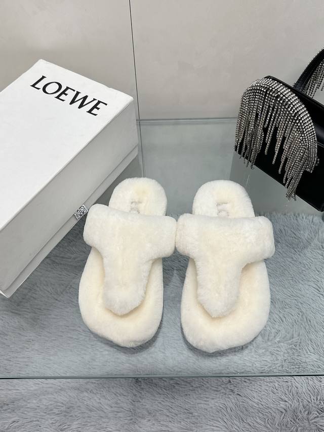 工厂价： LOEWE罗意威 最新王炸爆款夹趾平底毛拖 进口羊毛材质 舒适度极高，非常具有辨识度，美貌与实用并存舒适而不单调的毛毛拖！ 面料:原版定制羊毛 内里: