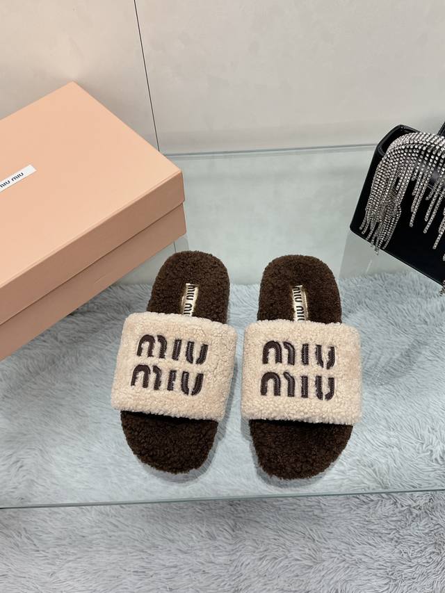 工厂价： 百分百真羊毛假一罚十 Miu Miu 24ss新款刺绣羊毛拖鞋 欧洲进口A级羊毛 与原版一致满鞋全部采用纯羊毛 鞋面和垫脚logo采用混种羊皮 大底与