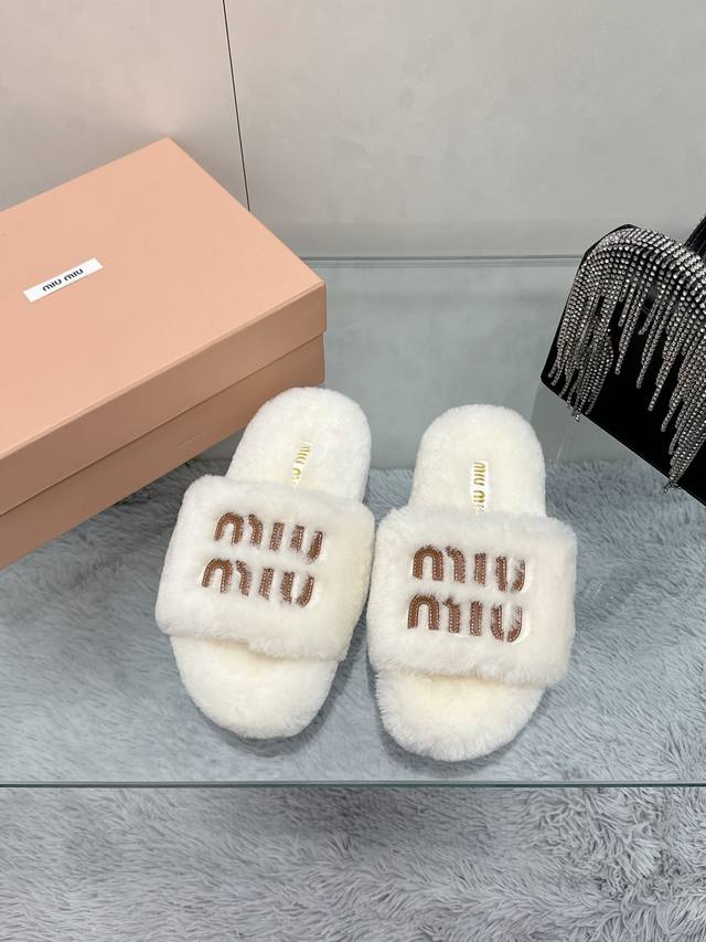 工厂价： 百分百真羊毛假一罚十 Miu Miu 24ss新款刺绣羊毛拖鞋 欧洲进口A级羊毛 与原版一致满鞋全部采用纯羊毛 鞋面和垫脚logo采用混种羊皮 大底与