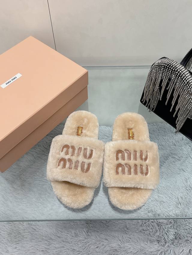 工厂价： 百分百真羊毛假一罚十 Miu Miu 24ss新款刺绣羊毛拖鞋 欧洲进口A级羊毛 与原版一致满鞋全部采用纯羊毛 鞋面和垫脚logo采用混种羊皮 大底与