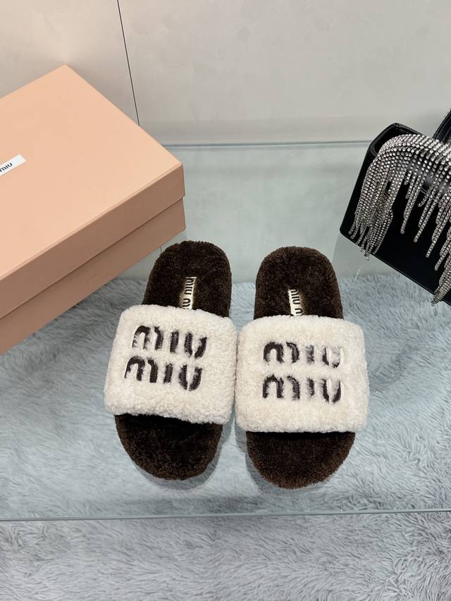 工厂价： 百分百真羊毛假一罚十 Miu Miu 24ss新款刺绣羊毛拖鞋 欧洲进口A级羊毛 与原版一致满鞋全部采用纯羊毛 鞋面和垫脚logo采用混种羊皮 大底与