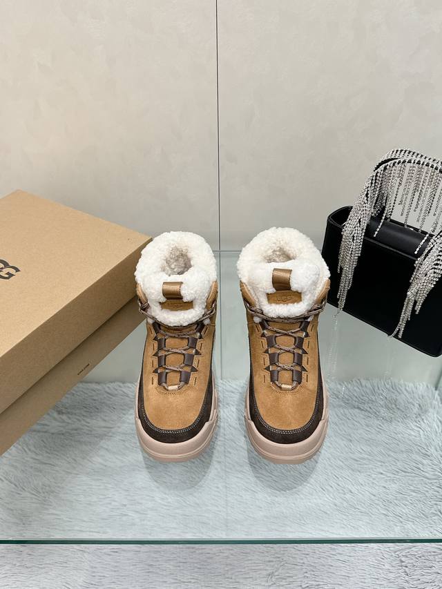 工厂价： 情侣款 UGG 2024冬季新款 休闲时尚马丁靴 羊毛内里 鞋头胆位风格设计，配运动型鞋底，让搭配更显优雅活力 百搭的圆头版型，配休闲风格橡胶鞋底，不