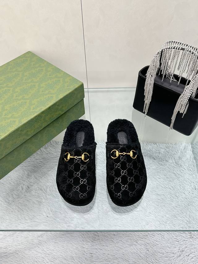 工厂价： 真皮真毛最新款 Gucci 古驰马衔扣压花包头毛里半拖 秋冬新款羊毛女式带夹木鞋，美丽奴羊毛拖鞋 最新系列以基本廓形和标志性细节为特色。这款女式套穿鞋