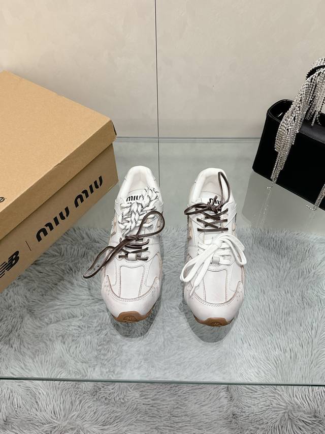 工厂价： Miumiu x New Balance 联名款NB运动鞋女 Miu Miu 缪缪大秀上爆出的这双与New Balance 新百伦联名款运动 球鞋 后