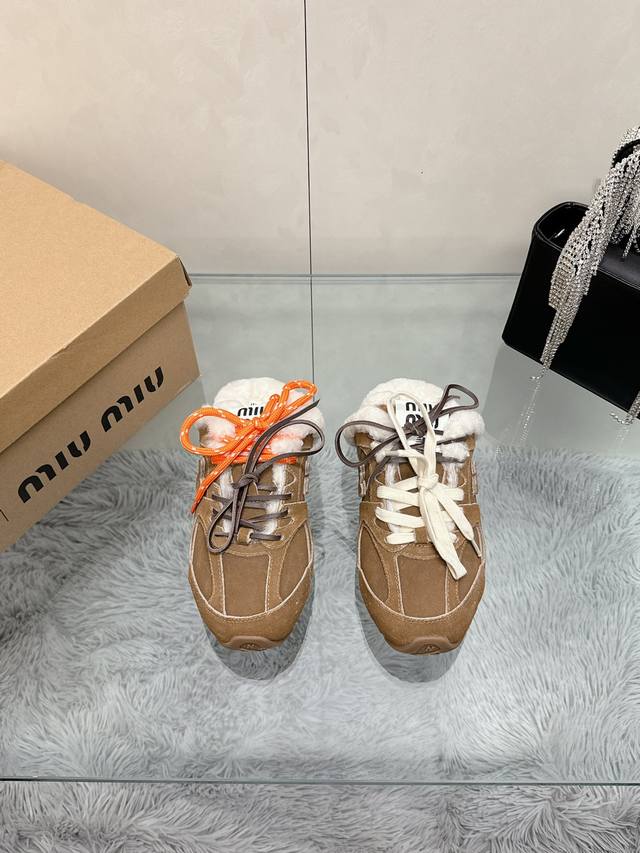 工厂价： Miumiu x New Balance 联名款NB运动鞋女 Miu Miu 缪缪大秀上爆出的这双与New Balance 新百伦联名款运动 球鞋 后