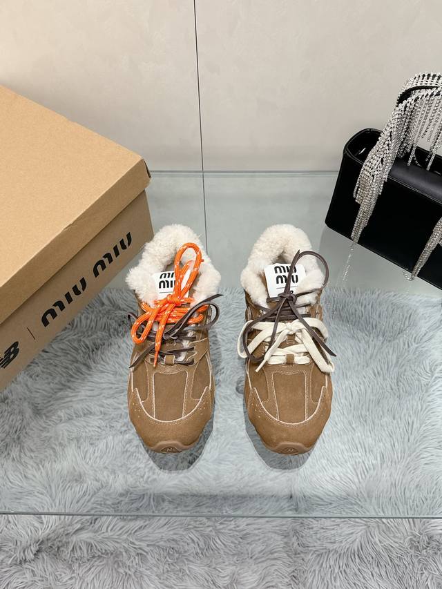 工厂价： Miumiu x New Balance 联名款NB运动鞋女 Miu Miu 缪缪大秀上爆出的这双与New Balance 新百伦联名款运动 球鞋 后