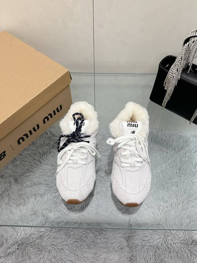 工厂价： Miumiu x New Balance 联名款NB运动鞋女 Miu Miu 缪缪大秀上爆出的这双与New Balance 新百伦联名款运动 球鞋 后