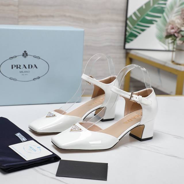 PRADA 普拉达 24 春夏新款中空凉鞋 三角标方头粗跟专柜走秀款！ 鞋面：进口头层牛皮 内里：高定制牛皮 大底：原版意大利真皮大底 跟高：5cm 鞋码: 3