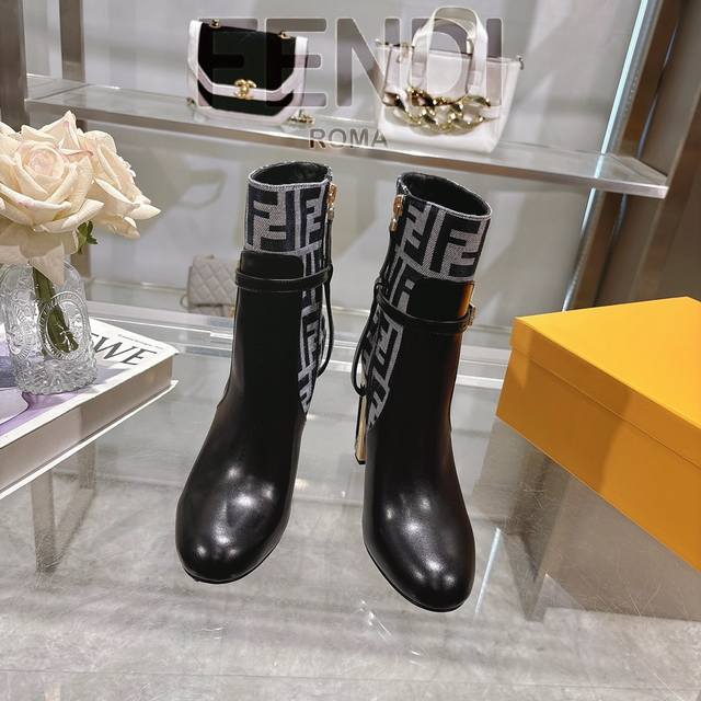 真皮大底： Fendi 2025 新款新色 ：： 芬 迪 Delfina 皮革高跟短靴 圆头皮革Delfina短靴，靴管采用优质皮革。鞋跟饰有镂刻细节和金色金