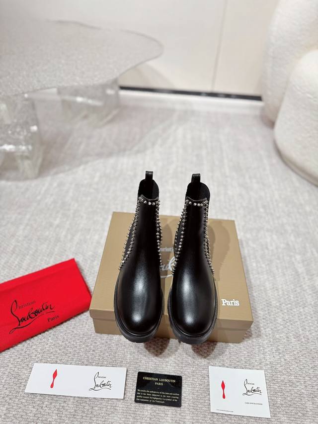 工厂价 Christian Louboutin经典爆款经久耐看. 原版开发高品质专柜新品、原版套宣饱满帅气靴形、鞋面铆钉设计、配加顶级工艺双层黑红配色组合大底、