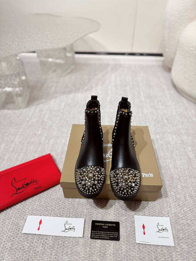 工厂价 经典爆款.经久好看.上图必卖. Christian Louboutin秋冬款 原版开发高品质专柜新品、原版套宣饱满帅气靴形、鞋头铆钉设计、配加顶级工艺双