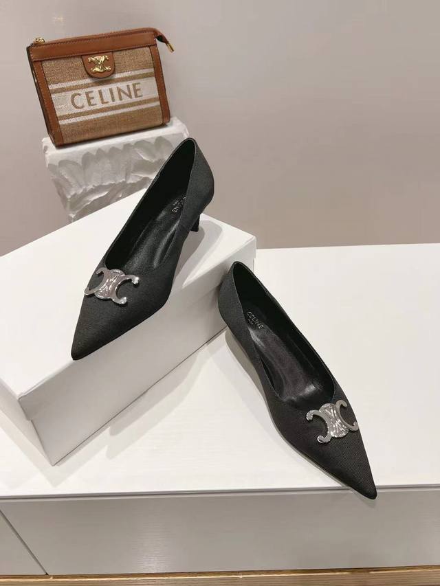 CELINE 23 冬季银色凯旋门系列！思琳新款银色尖头高跟鞋 矮跟凯旋门鞋稀有的银色系列 好精致呀银色的凯旋门很低调黑色绝了，搭配小裙子牛仔裤都很不戳 你可以