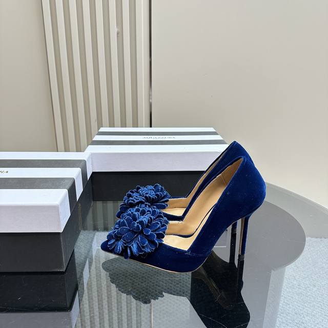 厂价 Aquazzura ｜金菠萝新品单鞋 _______________________________ 这种Blingbling的鞋子真的绝美女孩子真的无法