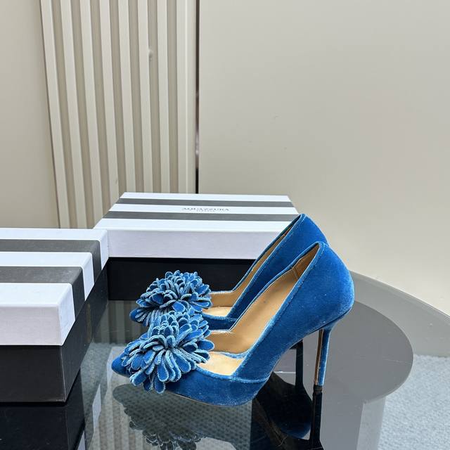 厂价 Aquazzura ｜金菠萝新品单鞋 _______________________________ 这种Blingbling的鞋子真的绝美女孩子真的无法