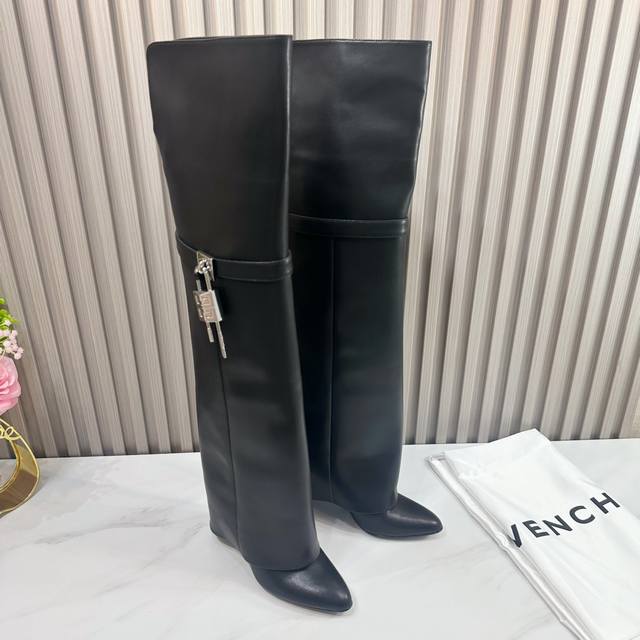 出厂 2024SSS 重磅推出GIVENCHY 纪梵希 春夏新款 品牌标志性的一如既往地呈现复古优雅，各种造型都能轻松驾驭。 1鞋面：釆用哑光牛皮 2内里：进口