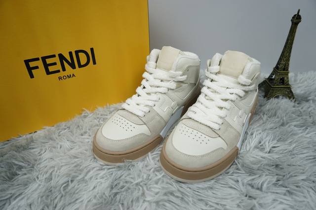 Fendi 芬迪 Fendi Match系带运动鞋 Fendi Match紧凑设计运动鞋，鞋舌带复古标签。侧面饰有FF图案缝线，鞋底Fendi字样压纹。白色麂皮