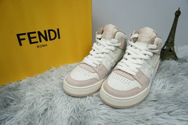 Fendi 芬迪 Fendi Match系带运动鞋 Fendi Match紧凑设计运动鞋，鞋舌带复古标签。侧面饰有FF图案缝线，鞋底Fendi字样压纹。粉色麂皮