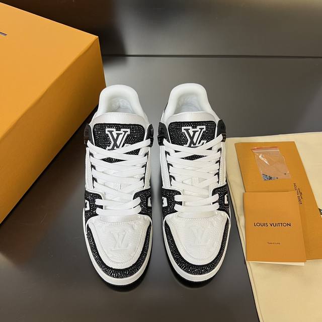 满钻 L.家TRAINER 运动鞋 作为男装艺术总监 Virgil Abloh 的挚爱作品，LV Trainer 运动鞋此次取材 Monogram 压纹小牛皮，