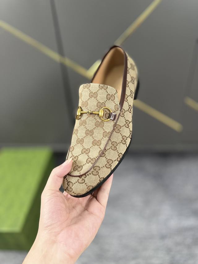 工厂价： 古奇GUCCI 新品系列ss爆款新品 休闲皮鞋、头层牛皮 鞋面五金扣和鞋口侧饰标识、鞋垫和鞋底有品牌标识 鞋面：牛皮100% 内里：牛皮 100% 垫 - 点击图像关闭