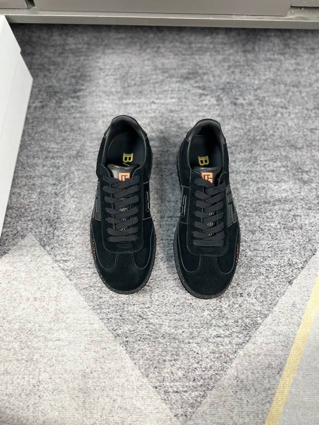 工厂价： BALMAIN巴尔曼B-Skate运动鞋 B-Skate 多材质拼接撞色运动鞋 ，鞋面饰有黑色鞋带，皮革拼接鞋舌点缀 Balmain 徽标， TPU