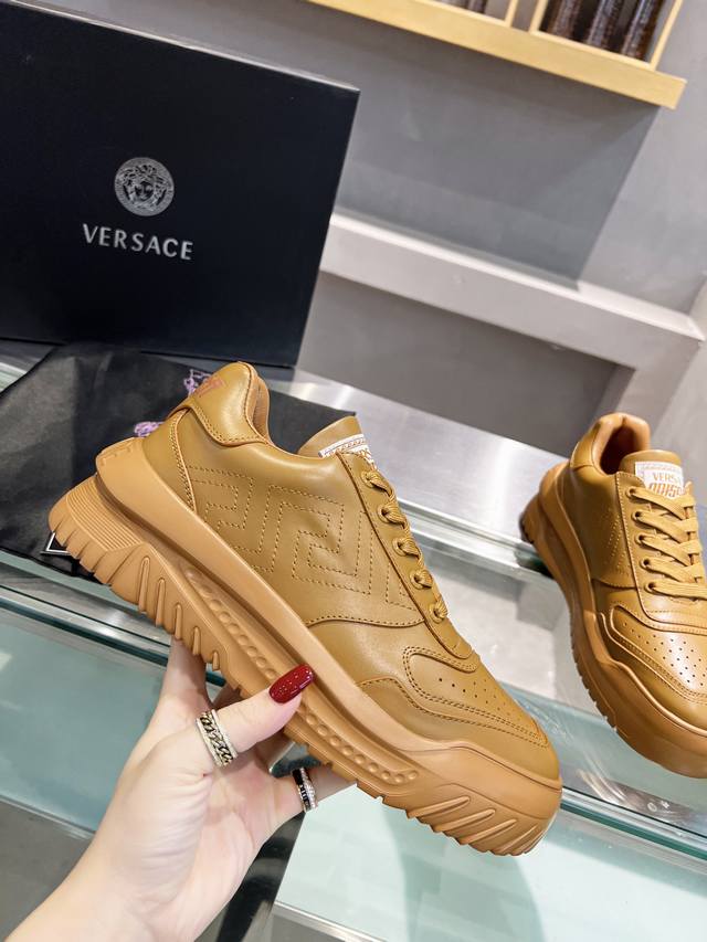 工厂价： VERSACE，火遍全网人手一双， 大底采用VERSACE 范思哲原版轻便减震大底，让登山及运动爱好者无运动压力上脚超舒适，鞋面采用意大利进口牛皮，鞋