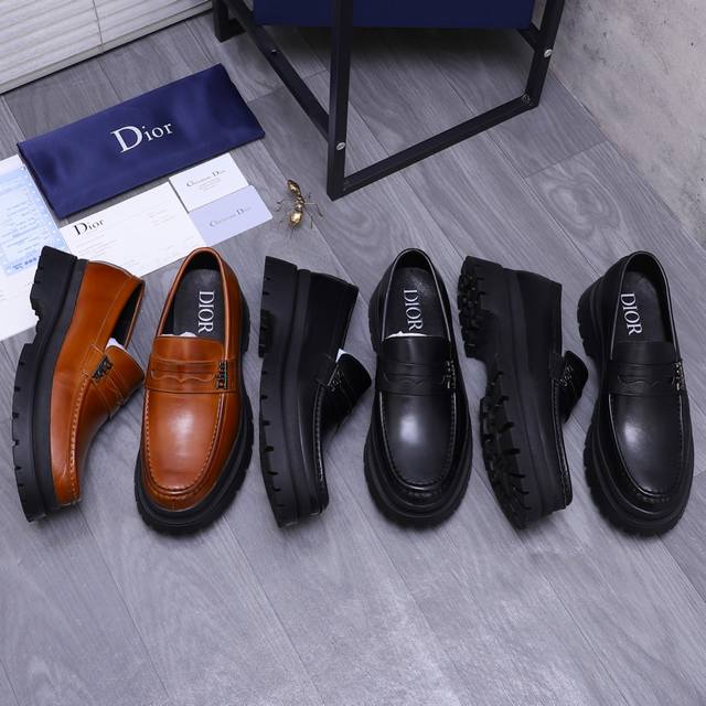 商品商标：Dior 迪奥 商务套脚皮鞋 正码码数: 38-45 商品材料：精选牛皮拼接鞋面 牛皮内里 原版大底