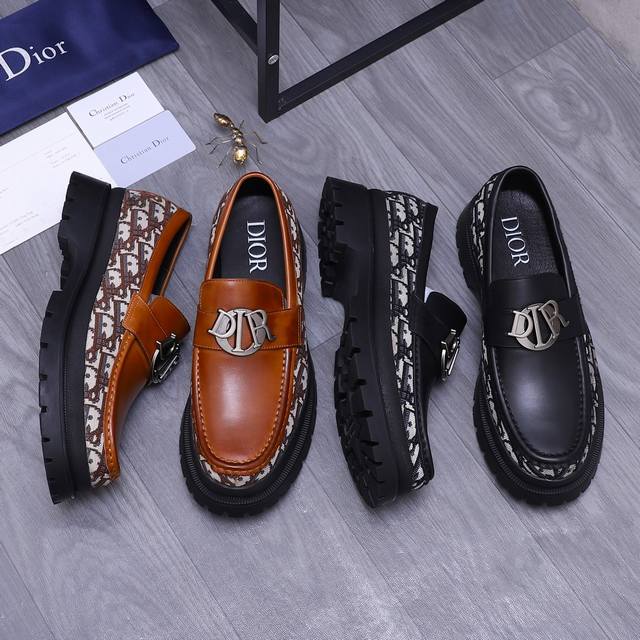 商品商标：Dior 迪奥 商务套脚皮鞋 正码码数: 38-45 商品材料：精选牛皮拼接鞋面 牛皮内里 原版大底