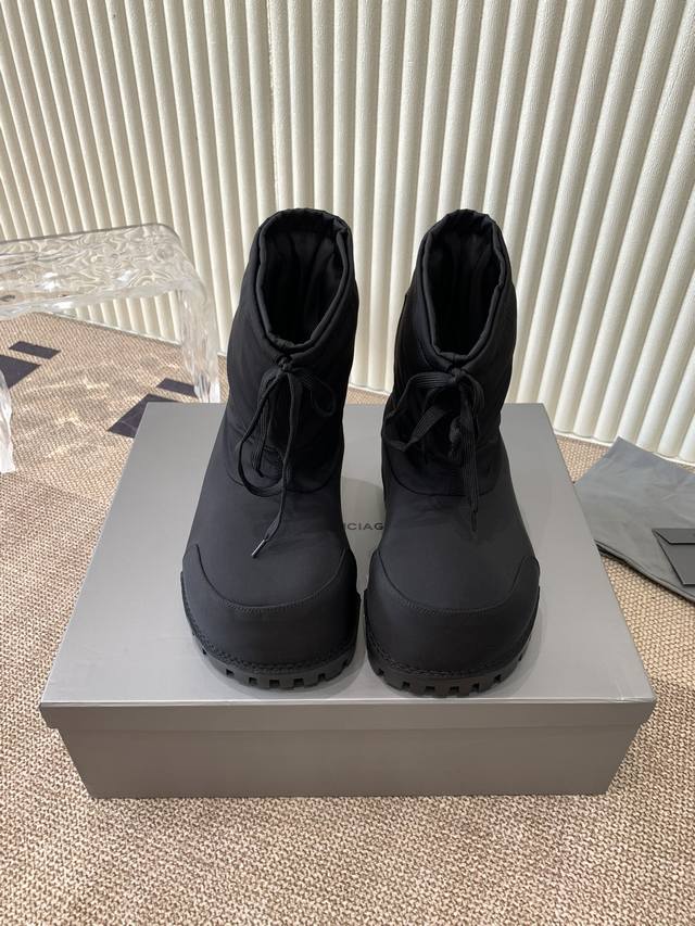 男+20Balenciaga 巴黎世家雪地靴 24sS 秋冬新款雪地靴 这款大头阿拉斯加靴 巨好看 美炸了，个性十足简直酷毙了 时髦精秋冬必备单品！ 鞋面采用原