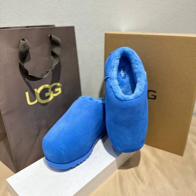 工厂价： UGG，2024新款出炉，卡皮巴拉胖头鞋，系列刻在基因里的松弛感 X拒绝精神内耗 ，卡皮巴拉”潮流风向标，经典胖头拖鞋 卡通可爱造型让你的穿搭更具吸引